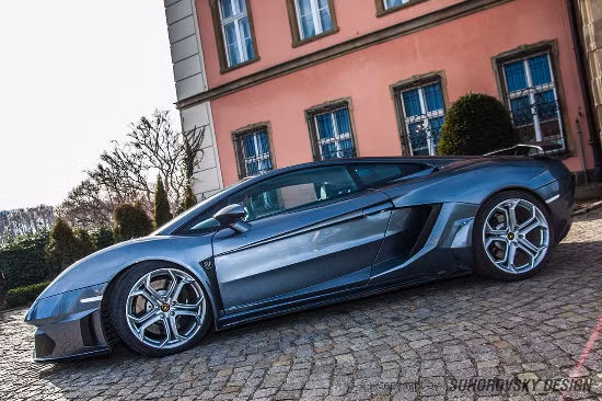 Cửa xe có thiết kế không hề thay đổi. Mũi xe được độ lại nhọn hơn. Bánh xe cực "nữ tính" cũng được lấy từ mẫu Aventador LP700-4 .