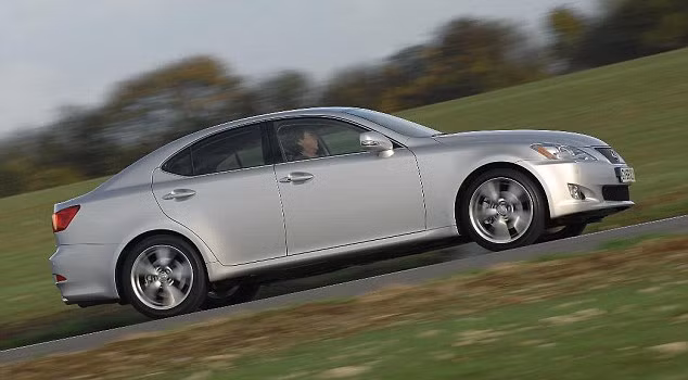 10. Lexus IS220d SE. Việc bỏ ra 15.000 bảng Anh (519 triệu đồng) để có thể sở hữu một chiếc Lexus mới chạy được 20.000 dặm là một điều khá tuyệt cho những tín đồ mê sự sang trọng, mạnh mẽ của Lexus.