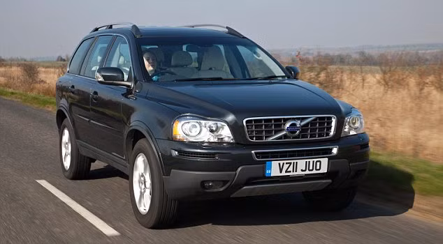 9. Volvo XC90 2.4 D5 là chiếc xe được kế thừa những công nghệ và thiết kế mang tính đột phá của Volvo từng gây sốt trong làng xe hơi trong nhiều năm qua. Số tiền 20.000 bảng Anh (khoảng 692 triệu đồng) là mức giá đẹp cho những ai vốn khao khát sở hữu chiếc SUV cỡ lớn này.