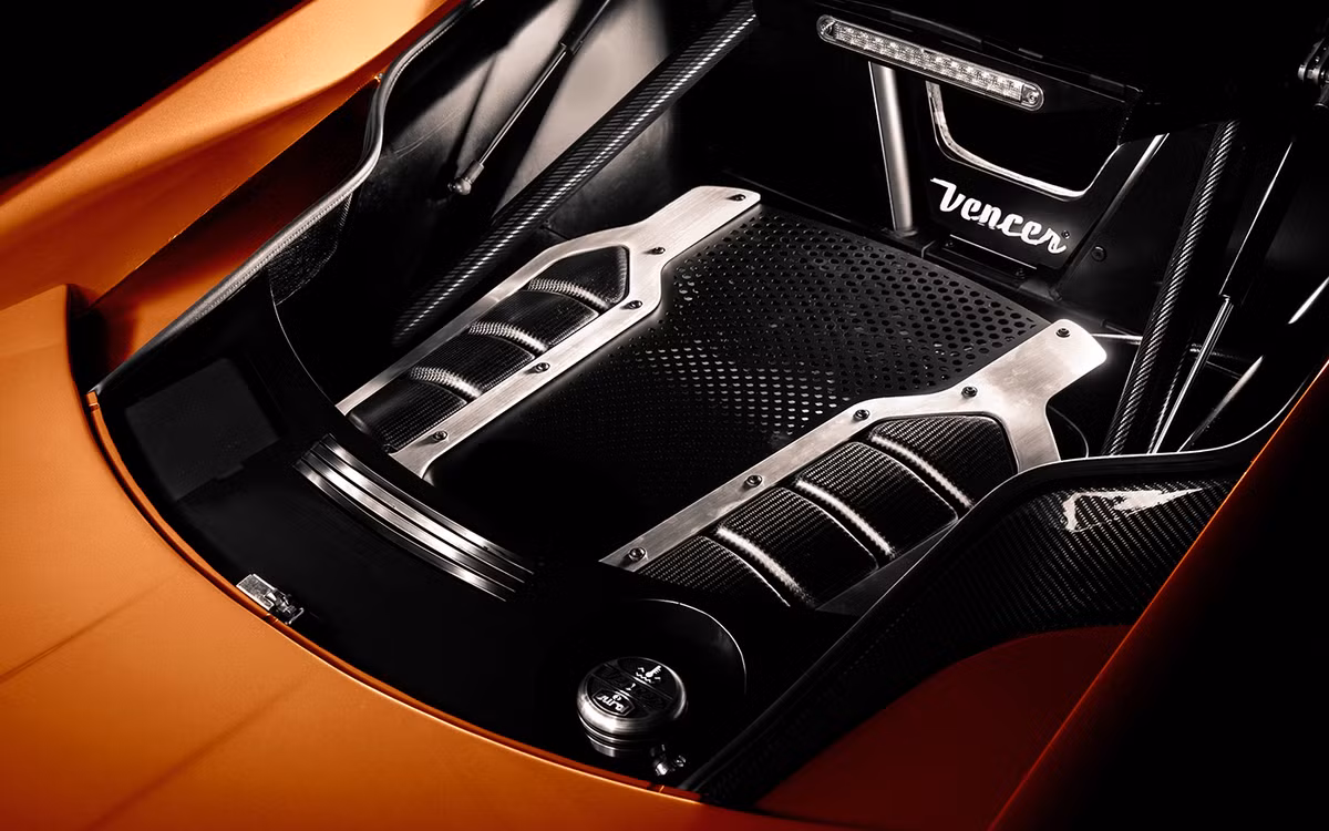 Sarthe sẽ vận hành bằng khối động cơ V8 6.3L, đạt công suất 622 mã lực, mô-men xoắn 838Nm, sử dụng hộp số thường. Đặc biệt, phiên bản mới này có thể tăng tốc 0-60 chỉ trong 3,6 giây, đạt tốc độ tối đa 340km/h.