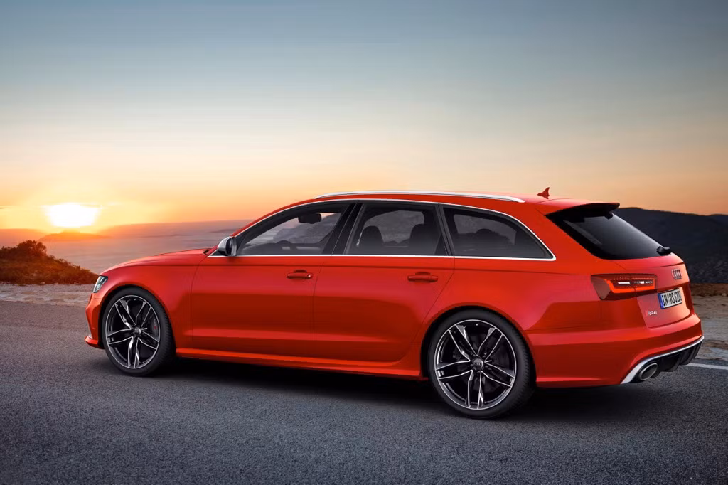 1. Audi RS 6: Dù sở hữu hệ thống truyền động khá phức tạp nhưng Audi RS 6 lại được mệnh danh là “hung thần tốc độ”. Với động cơ tăng áp V8 cho công suất 450 mã lực cùng hệ dẫn động 4 bánh, bạn sẽ được trải nghiệm cảm giác tuyệt vời khi tăng tốc lên 100km/h chỉ trong 5 giây.