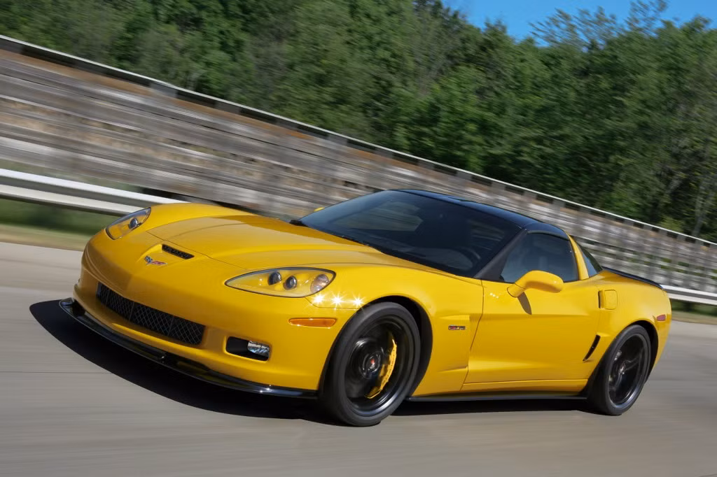 2. Chevrolet Corvette Z06: Ra đời trong khoảng 2002 đến 2004, mẫu C5 Corvette Z06 vẫn là mẫu xe đáng tự hào của hãng bởi công suất cực ấn tượng 405 mã lực, tăng tốc từ 0 lên 100 km/h trong 4 giây. Đặc biệt, đây là một món hời cho bất cứ ai yêu thích những chiếc xe tốc độ khủng với giá cực mềm – 27.000 USD.