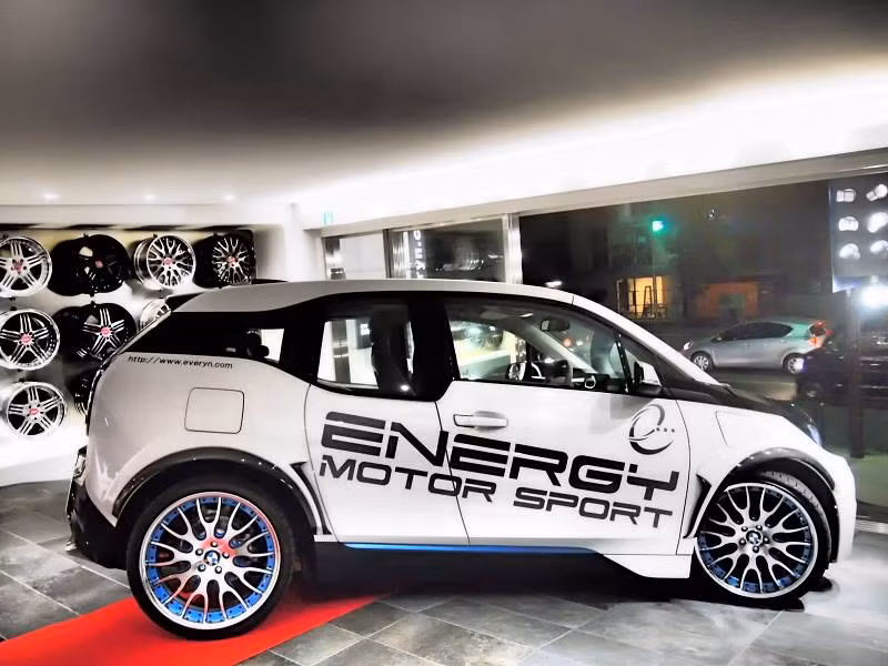 Những thay đổi táo bạo về cả màu sắc, đường nét đã giúp chiếc i3 giờ đây mang dáng vẻ nhanh nhẹn, mạnh mẽ và đậm chất thể thao.