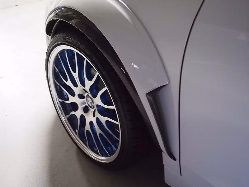 Xe được trang bị bộ vòm bánh xe kích thước lớn hơn giúp cố định hệ thống la-zăng nhôm cùng lốp xe cỡ lớn.