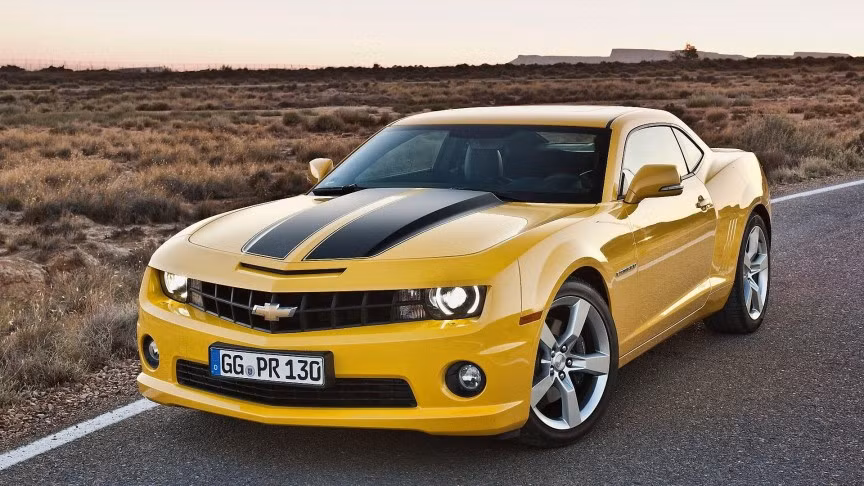 Chevrolet Camaro 23.555 USD (501 triệu đồng) sở hữu thiết kế sắc nét bắt mắt. Xe có công suất 323 mã lực sẽ khiến bạn thỏa mãn trên từng cây số. Ngoài ra, chỉ với 1 gallon nhiên liệu cho quãng đường 30 dặm là một con số tuyệt vời mà chiếc xe mang lại.