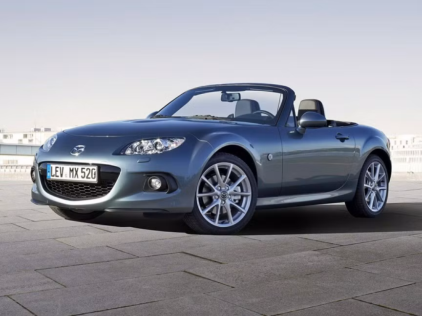Mazda MX-5 Miata 23.720 USD (505 triệu đồng) tự hào là sản phẩm của nhà sản xuất với 178 giải thưởng uy tín. Mẫu xe này có công suất 191 mã lực, là sự lựa chọn khá tuyệt và hài hòa trong cả kiểu dáng và sức mạnh bên trong.