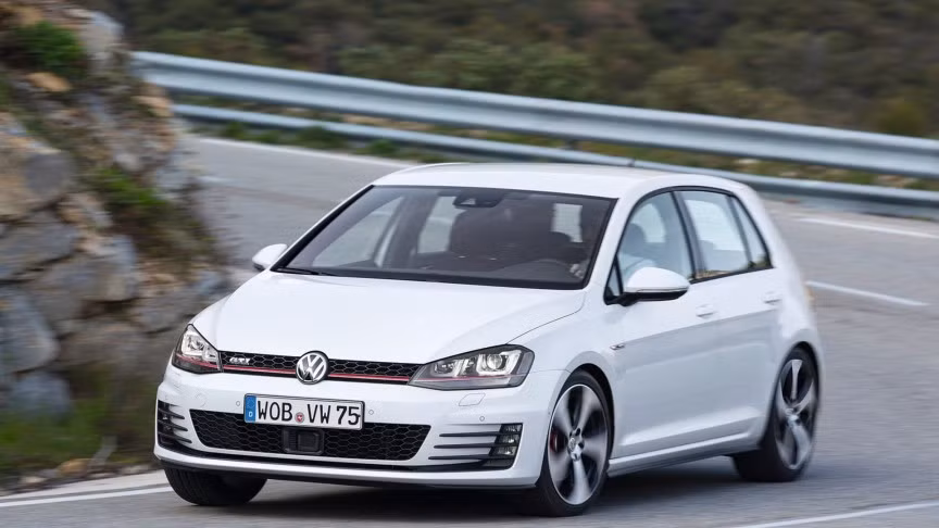 Volkswagen GTI có mặt trong danh sác này hoàn toàn không phải là điều bất ngờ. Golf được coi là một trong những hatchback hàng đầu đã từng được sản xuất về cả hiệu suất và giá cả. Sở hữu thân hình gọn gàng với công suất 210 mã lực là điều đáng tự hào của dòng xe tuyệt vời này.