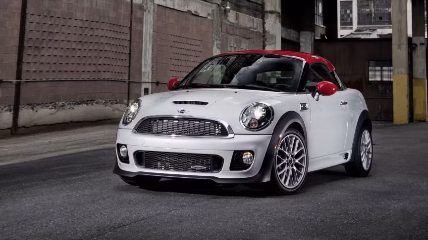 MINI Cooper S Coupe giá 24.750 USD (527 triệu đồng) đã vượt xa tiêu chuẩn của một chiếc xe thành phố với công suất lên đến 181 mã lực. Tuy nhiên, hạn chế của mẫu xe này đó là không gian và chỗ ngồi khá hẹp.