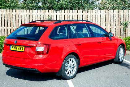 Vận hành trên hệ động cơ GreenLine TDI 1.6L, Skoda khá thân thiện với môi trường khi lượng khí thải chỉ 85g/km.