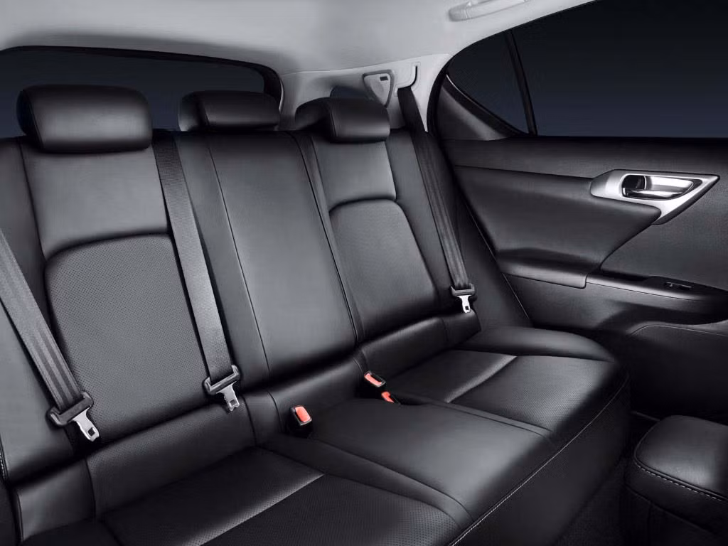 Sở hữu không gian nội thất sang trọng, 200h S còn được đánh giá cao bởi tính thân thiện với môi trường cùng mức giá phù hợp 20.995 bảng (715 triệu đồng).