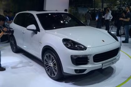 2. Porsche Cayenne S E-hybrid là chiếc xe thứ 3 của hãng Porsche được trang bị thêm động cơ điện giúp giảm khả năng tiêu thụ nhiên liệu và đạt lượng khí thải rất thấp.
