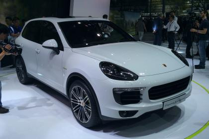 2. Porsche Cayenne S E-hybrid là chiếc xe thứ 3 của hãng Porsche được trang bị thêm động cơ điện giúp giảm khả năng tiêu thụ nhiên liệu và đạt lượng khí thải rất thấp.