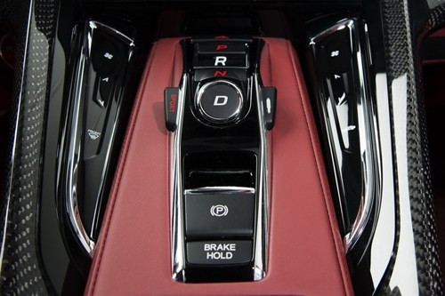 Nguồn điện của 3 mô tơ bắt nguồn từ cụm pin lithium-ion được sạc thông qua hệ thống phanh tái sinh năng lượng. Ngoài ra, NSX 2015 được kết nối với bộ truyền động li hợp kép và hộp số 7 cấp.