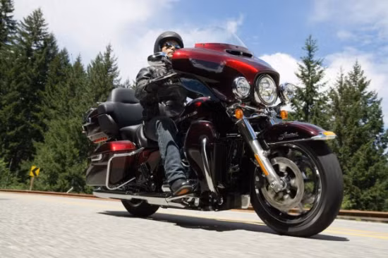 Harley-Davidson CVO Ultra Glide Road: Ngoài việc sử dụng chất liệu crôm cao cấp để chế tác khung xe nhiều màu sắc, mô tô này còn gây ấn tượng mạnh mẽ bởi hiệu suất tốc độ ít đối thủ nào sánh được nhờ động cơTwin Eagle TwinCam 110. 