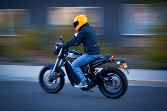 Sau mỗi lần sạc đầy ắc quy lithium-phosphate, xe có thể chạy liên tục trên quãng đường 128 km.