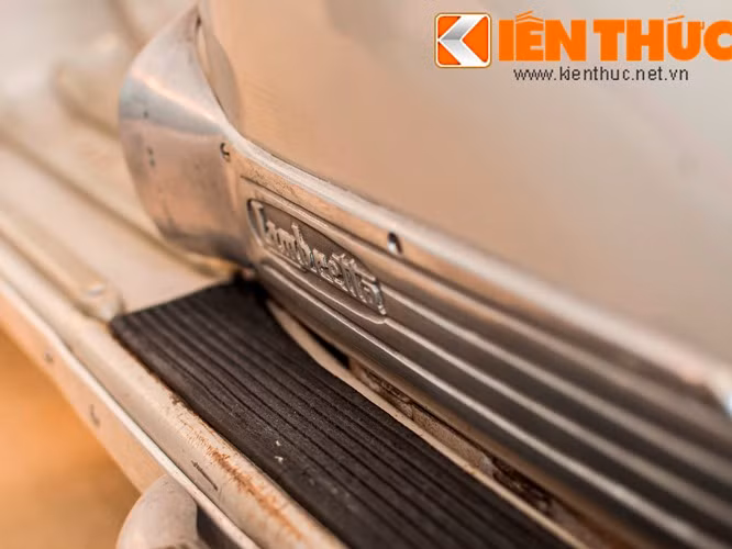 Các phụ tùng và thiết bị của xe đều nguyên bản và được dập tên nhà sản xuất. Ảnh: Cốp che lỗ lấy gió được làm bằng nhôm.