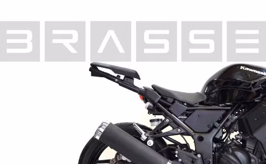 Chỗ ngồi dành cho lái xe được bọc da và thấp hơn chiều cao tay lái.