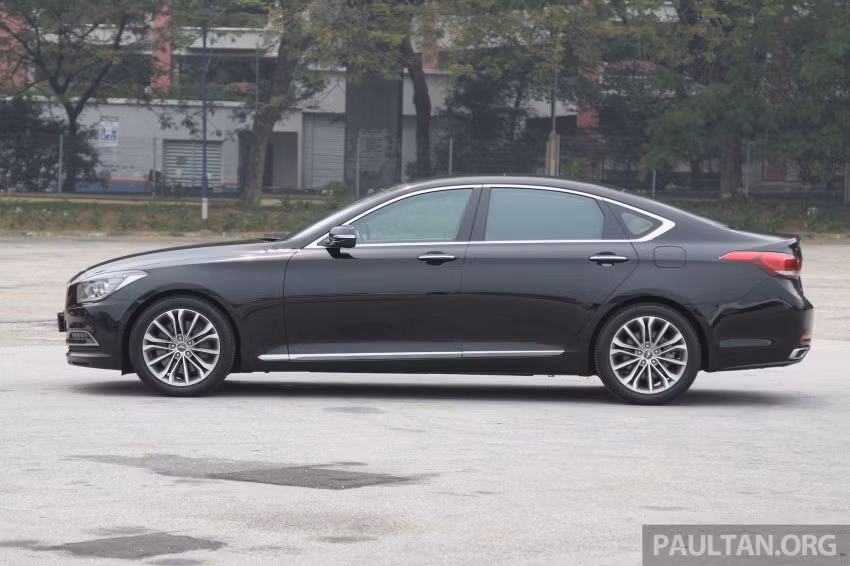 Khoảng cách giữa 2 trục đạt 3.010mm, chỉ đứng sau Mercedes-Benz S-Class (3.165mm).