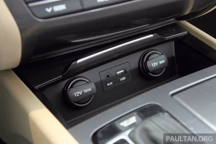 Các trang bị cổng USB, cắm tai nghe trên khoang lái.