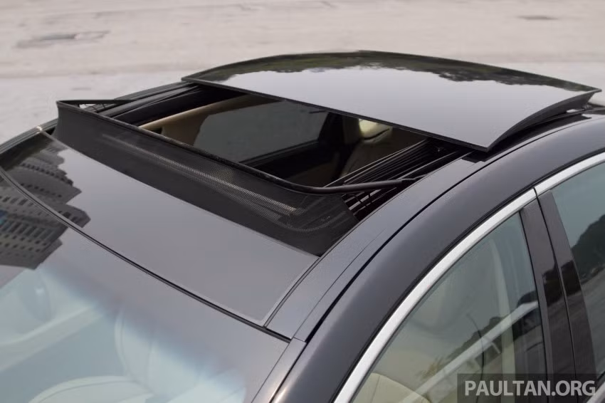 Xe được trang bị hệ thống cửa sổ trời điều khiển tự động.