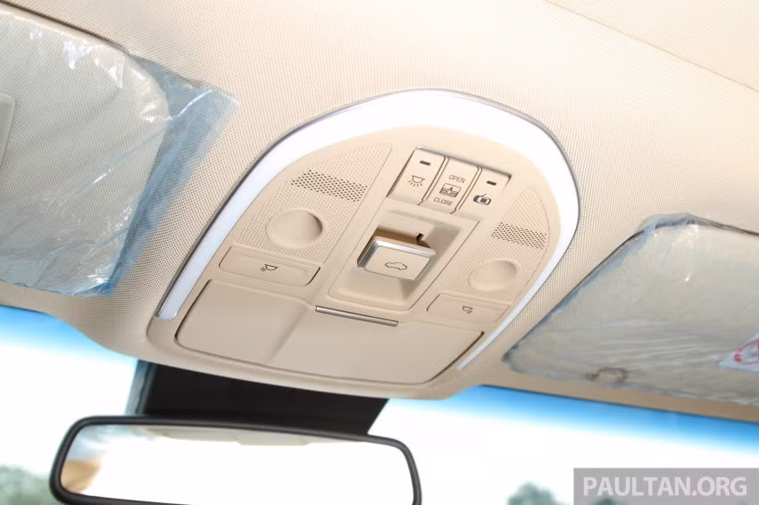 Cụm công tắc điều khiển đèn và cửa sổ trời.