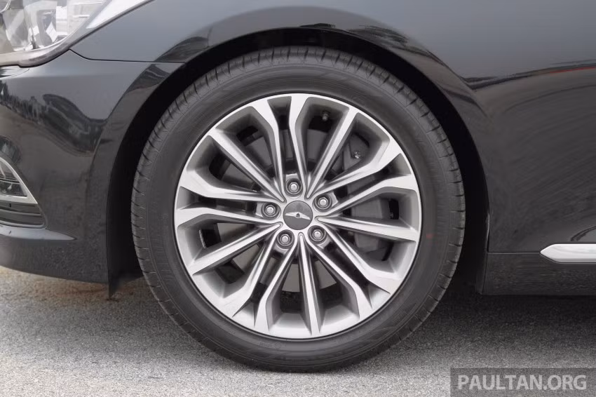 Xe vận hành trên hệ thống bánh 18 inch, chất liệu hợp kim trắng.