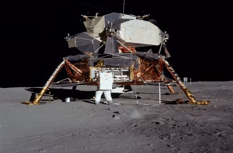 Tháng 7/1969, Armstrong và Aldrin lái khoang đổ bộ Eagle của tàu Apollo 11 chuẩn bị hạ cánh xuống Mặt trăng với sự theo dõi chăm chú qua màn hình ti vi của hàng tỉ người sống ở Trái đất.