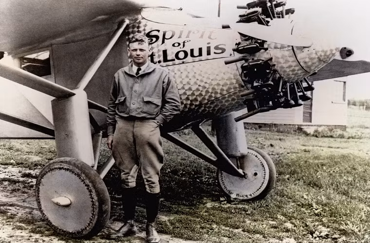 Năm 1927, Charles Lindbergh trẻ tuổi và chiếc máy bay Spirit of St. Louis trở nên nổi tiếng sau chuyến bay không nghỉ xuyên qua Đại Tây Dương, từ đảo Roosevelt Island của Mỹ tới Paris, Pháp.. Spirit đang được trưng bày tại Viện Smithsonian (Mỹ).
