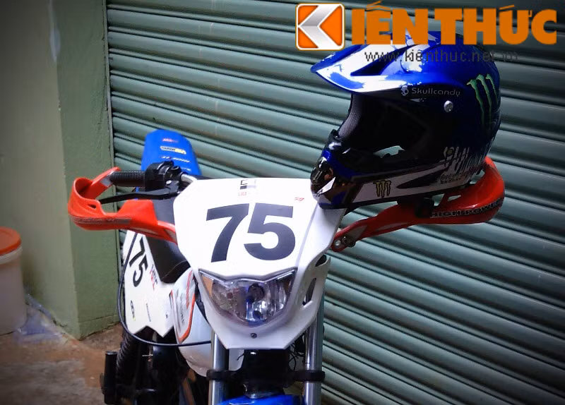 "Thời gian từ lúc lên ý tưởng và hoàn thiện nó mình mất gần một tháng", anh Tuấn chủ xe chia sẻ. Ảnh: Đầu đèn và bản đồng hồ của xe cũng được thay mới hoàn toàn.