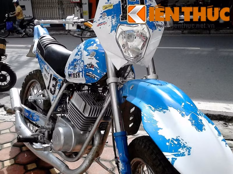 Chủ nhân chiếc xe cho biết, xe của anh tận dụng lại nhiều phụ tùng của Minsk để tiết kiệm chi phí. Ảnh: Dè trước dùng lại của những chiếc cào cào chuyên nghiệp.