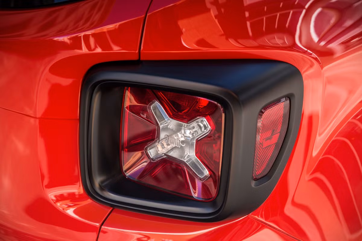 Hệ thống đèn phanh thiết kế mới lạ cho ánh sáng dạng X khác biệt.