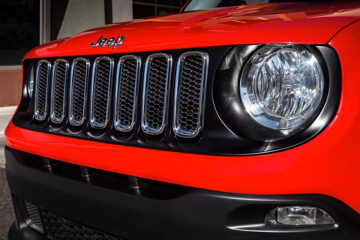 Phần đầu xe mang đậm phong cách của Jeep với lưới tản nhiệt hình chữ nhật 7 thanh dọc và cặp đèn pha hình tròn cỡ lớn.