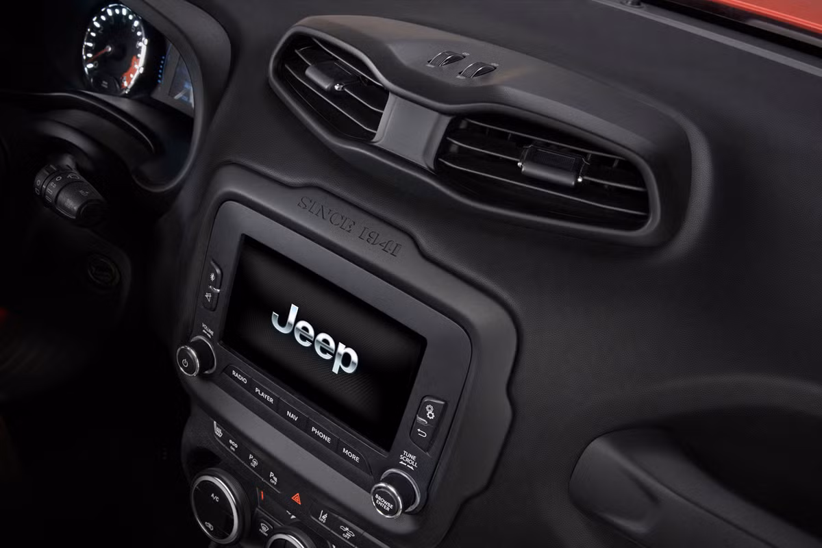 Renegade 2015 được trang bị màn hình màu tùy chọn 7 inch TFT để đưa các thông số vận hành, hành trình và thông tin giải trí tới cho tài xế.