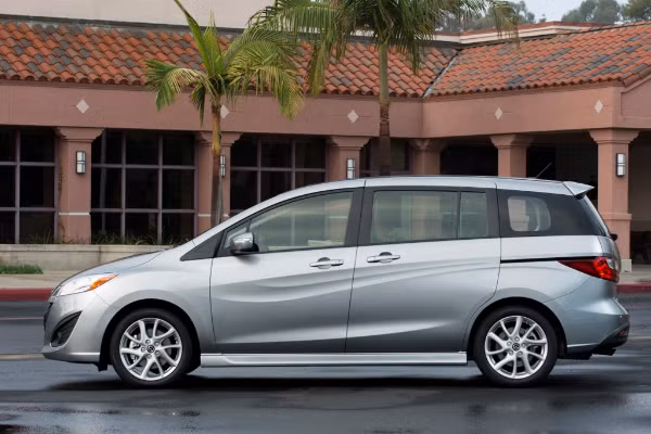 Mazda5 2013: Lợi ích thực tế mà mẫu xe này mang lại khiến đông đảo khách hàng ưa chuộng. Mazda5 có 3 hàng ghế bọc da cao cấp dành cho 6 người ngồi. Xe sử dụng động cơ 2.5 lít 4 xi-lanh tiết kiệm nhiên liệu tối ưu.