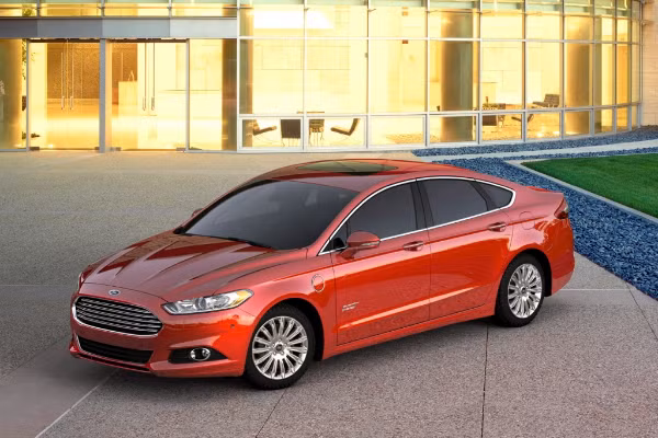 Ford Fusion 2015: Đây là 1 trong những mẫu xe gia đình được ưa chuộng nhất nhờ phong cách thiết kế “bảnh bao”, nội thất rộng rãi, các tính năng và tiện ích cao cấp. Fusion được trang bị các loại động cơ khác nhau tùy thuộc vào từng phiên bản xe, bao gồm động cơ 4 xi-lanh, động cơ lai plug-in. Tính an toàn là ưu điểm được đánh giá cao ở dòng xe này.