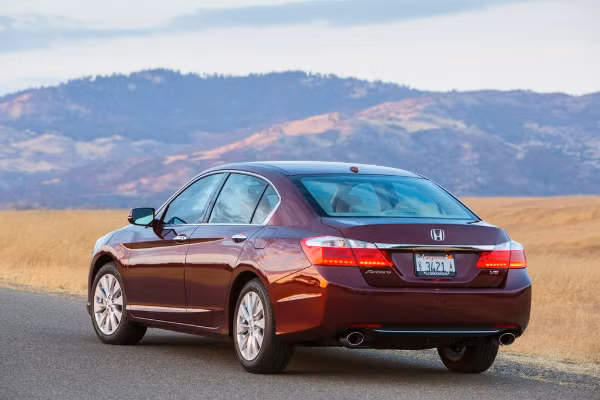 Honda Accord 2015: Đây là mẫu sedan gia đình cỡ vừa luôn được đánh giá cao. Xe có không gian nội thất rộng, tiện ích đầy đủ và công nghệ hiện đại. Trong số các dòng xe cùng phân khúc khác thì Accord 2015 nổi bật hơn hẳn nhờ ưu điểm tiết kiệm nhiên liệu tối ưu. Hệ thống camera chiếu hậu cũng giúp giảm thiểu khả năng gặp tai nạn cho tài xế và hành khách trên xe.