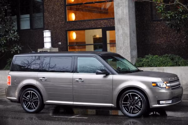 Ford Flex 2013: Flex được xem là dòng xe Ford đáng mua nhất cho những ai đang tìm 1 mẫu xe gia đình có không gian nội thất rộng rãi và thoải mái. Các tính năng tiêu chuẩn như công suất 285 mã lực, động cơ V6, 3 hàng ghế da cao cấp, hệ thống phanh an toàn… khiến Flex 2013 trở thành mẫu xe lý tưởng cho mọi gia đình.