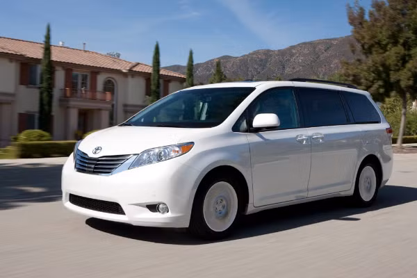 Toyota Sienna 2012: Sienna 2012 được trang bị động cơ tiêu chuẩn V6, sở hữu không gian nội thất rộng, hệ thống khởi dừng tự động, hệ thống âm thanh JBL cao cấp. Đây được đánh giá là mẫu xe gia đình cực sang trọng.