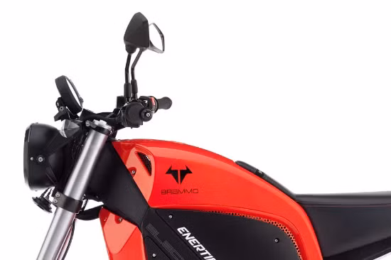 Khung xe trở nên độc đáo khi được phủ lớp sợi carbon mềm mịn.