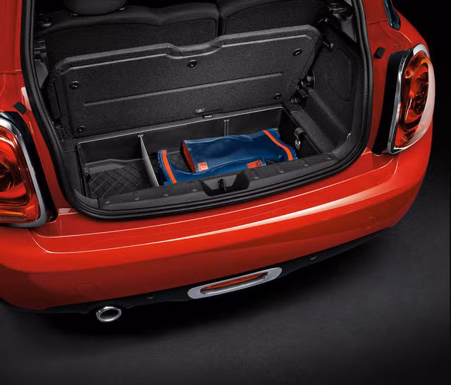 Các nhà thiết kế còn khá chiều khách khi dành một khoảng không vừa phải cho một ngăn hành lý nhỏ nhắn phía sau xe.