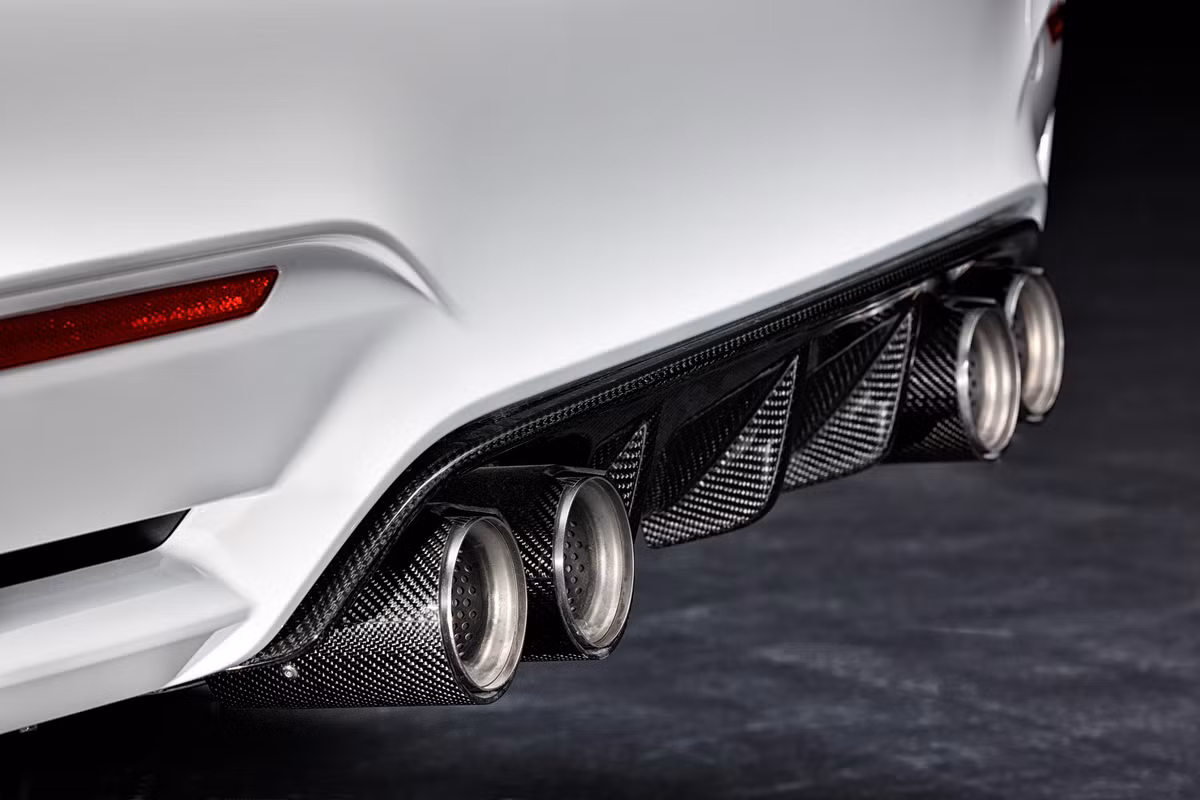 BMW cũng sẽ giới thiệu một hệ thống giảm thanh M Performance đặc biệt được phát triển cho M3 và M4 bằng việc tối ưu hóa bộ xả khí để cải thiện tiếng nổ động cơ. Ống xả sử dụng titanium hoặc carbon với logo M.