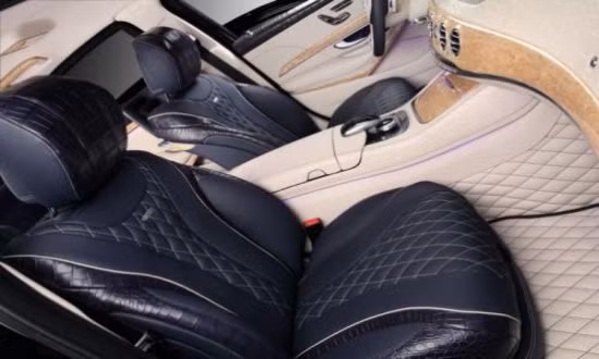 Để tạo ấn tượng đặc biệt cho nội thất của S-Guard W222, ngoài việc sử dụng chất liệu da cá sấu siêu sang, thợ độ còn lựa chọn kết hợp 2 tông màu là màu kem và màu xanh thẫm.