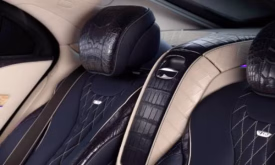 Đây không phải là lần đầu TopCar dùng da cá sấu để bọc nội thất cho xe nhưng cách kết hợp màu sắc và chất liệu da Nappa mềm lần này trong nội thất S-Guard W222 vẫn khiến dân mê xế độ phải "siêu lòng".
