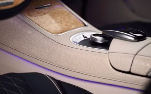 Xe cũng sử dụng hệ thống sợi tổng hợp chống cháy cao cấp. Hệ thống kính xe được phủ polycarbonate ở mặt trong.