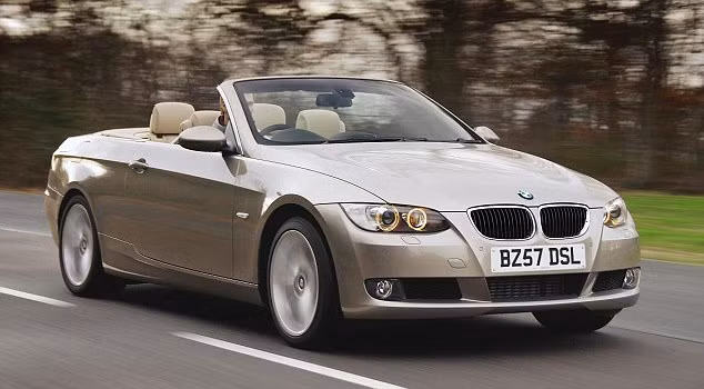 7. BMW 3 Series Convertible 320d có phong cách ấn tượng khi kết hợp các đặc trưng nổi bật của hai dòng hatchback và wagon. Với quãng đường đã chạy 53.000 dặm, chiếc xe hiện có giá 15.000 bảng Anh (519 triệu đồng).