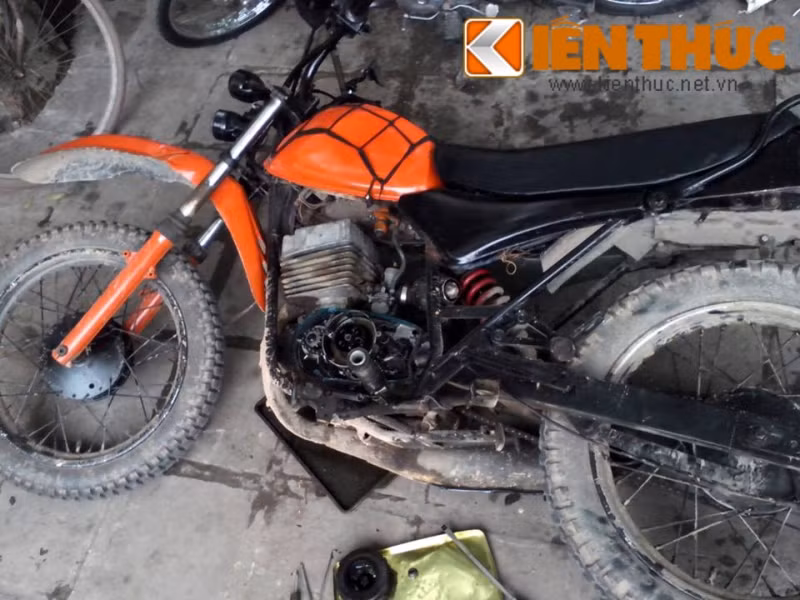 Để "lên đời" cho chiếc "Minsk cao" này, anh Hậu phải bỏ ra khoảng 10 triệu đồng, chưa kể chi phí mua xe ban đầu với giá 8 triệu đồng. Ảnh: Chiếc xe ban đầu chưa được khoác lên lớp áo mới.