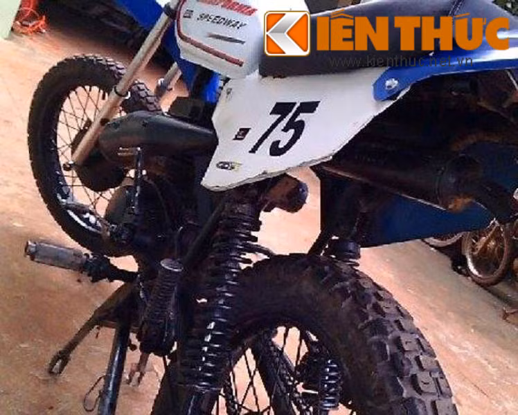 Thời gian làm xe được người chế tạo tranh thủ vào buổi trưa và buổi tối sau giờ làm việc của chủ xe. Ảnh: Phuộc sau của xe vẫn là phuộc của Minsk.