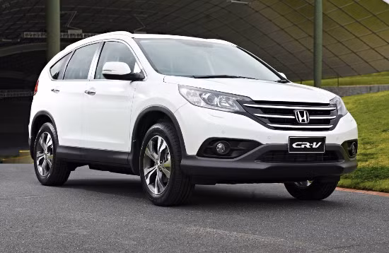 Honda CR-V là dòng SUV cỡ nhỏ của Honda được sản xuất vào năm 1995. Đường cong của phần mui mang đến nét mềm mại cho mẫu xe này. Thân xe có thiết kế cân đối, hiện đại.