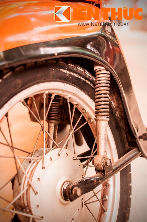 Hệ thống phuộc trước bị ảnh hưởng của mẫu xe DKW RT-125, hệ thống phanh tang trống của xe.