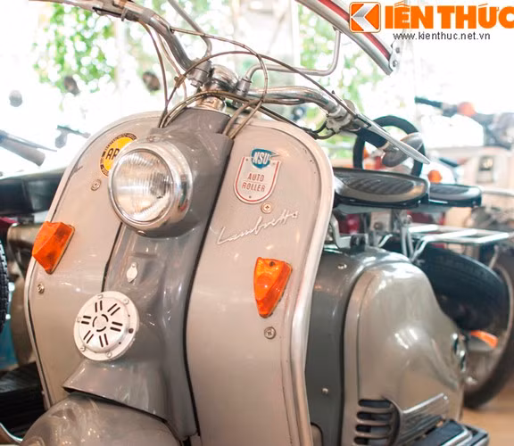 Đèn xi-nhan còn mới tinh của xe.